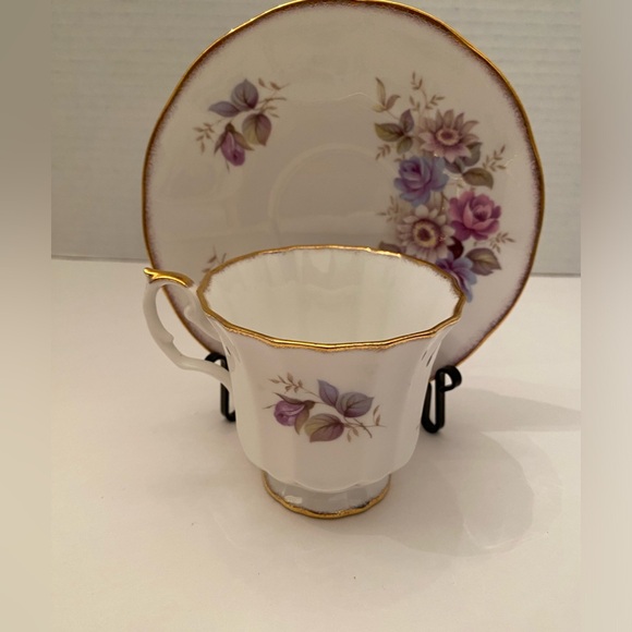 Vtg Elizabethan Bone China Teacup and Saucer in Purple and Lavender Flowers - Picture 4 of 7